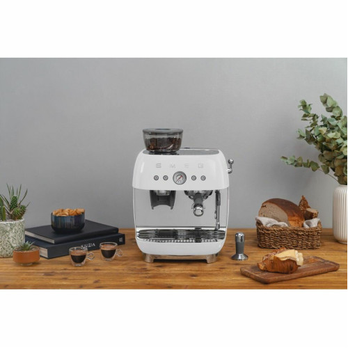 Кофемашина Smeg EGF03WHEU белый
