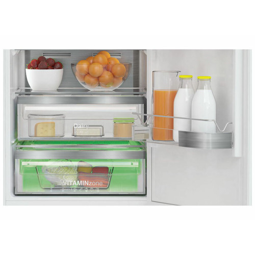 Встраиваемый холодильник Grundig GKIN25720 белый